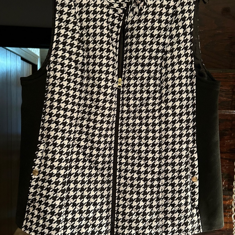 Kim Roger polyester/spandex vest in black and white.